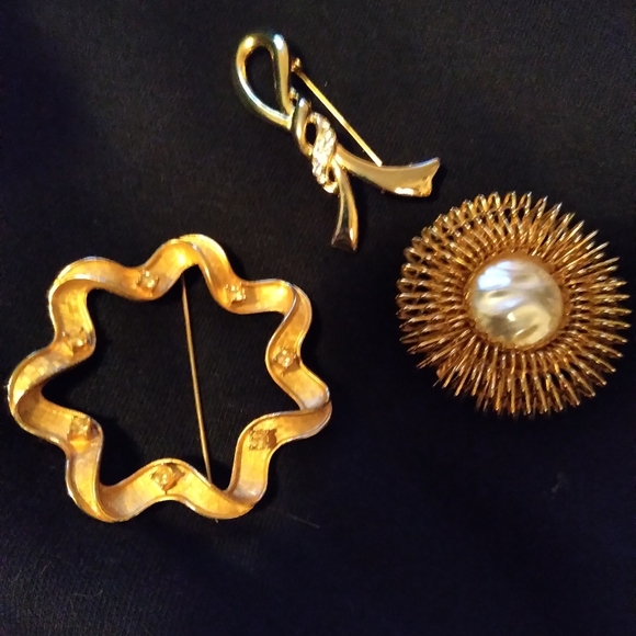 Sarah Coventry Jewelry - 3 vintage gold tone brooches